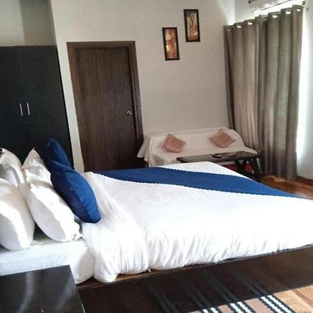 Vrindavan Dreams Hotel And Suites Buitenkant foto