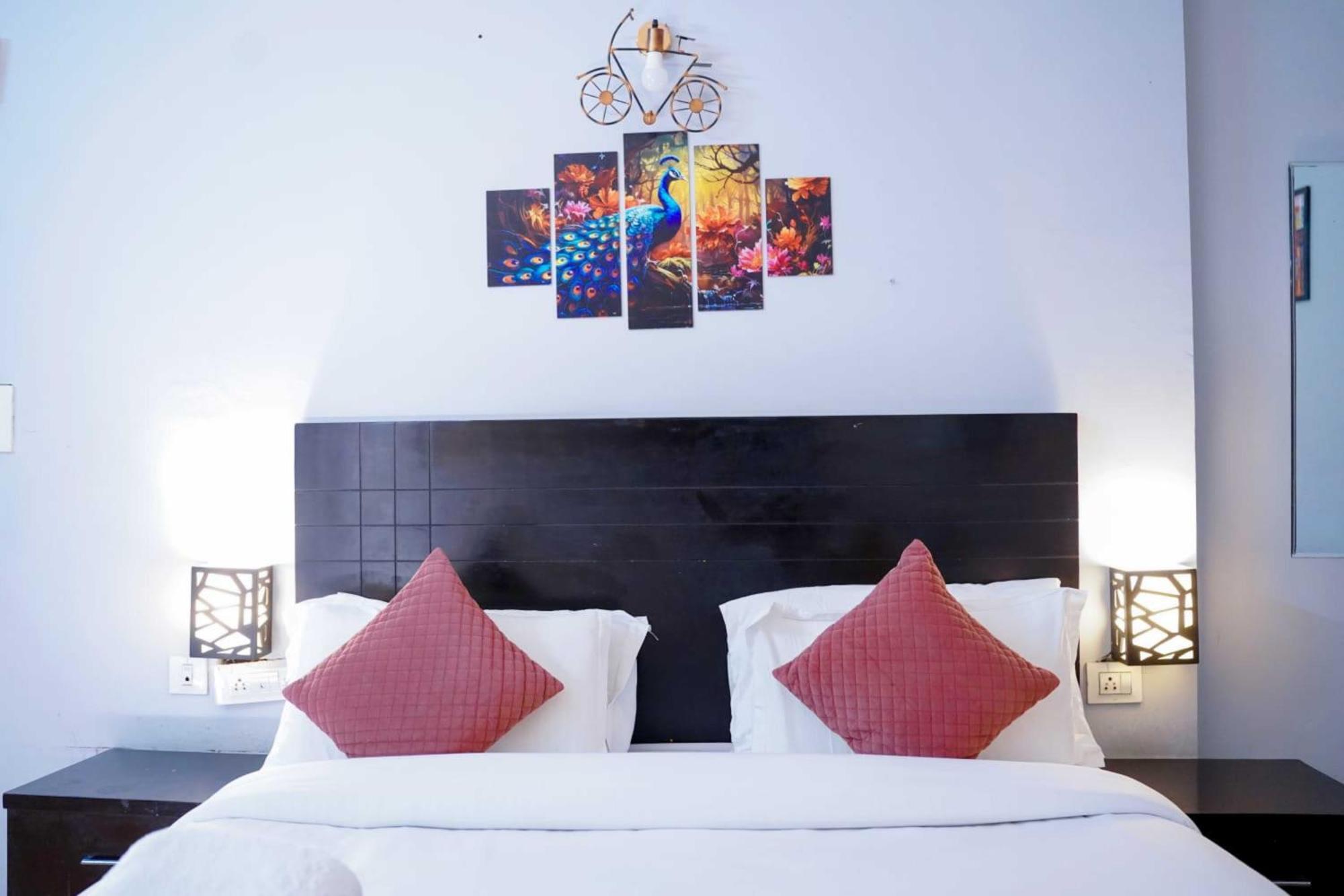 Vrindavan Dreams Hotel And Suites Buitenkant foto