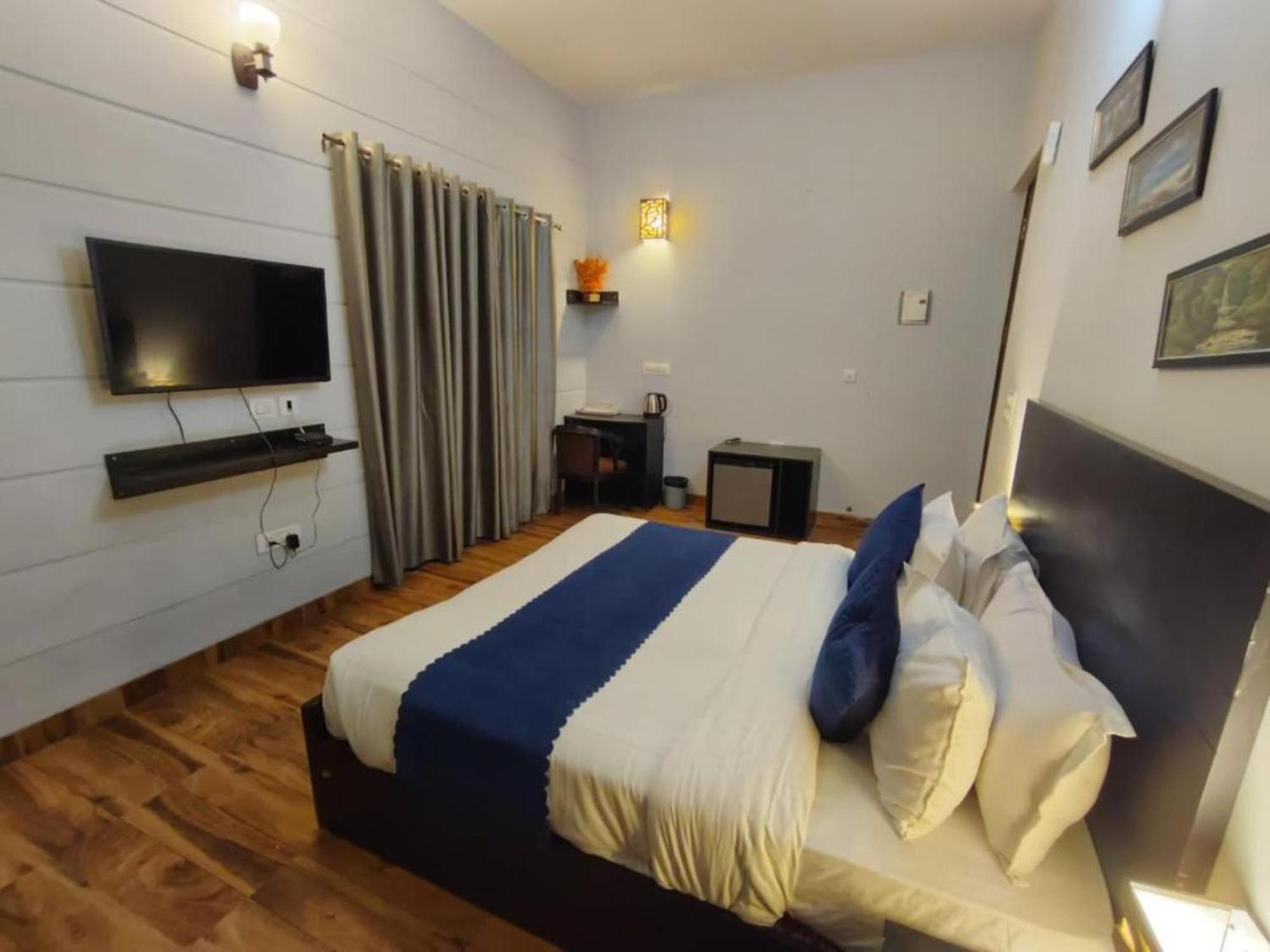 Vrindavan Dreams Hotel And Suites Buitenkant foto