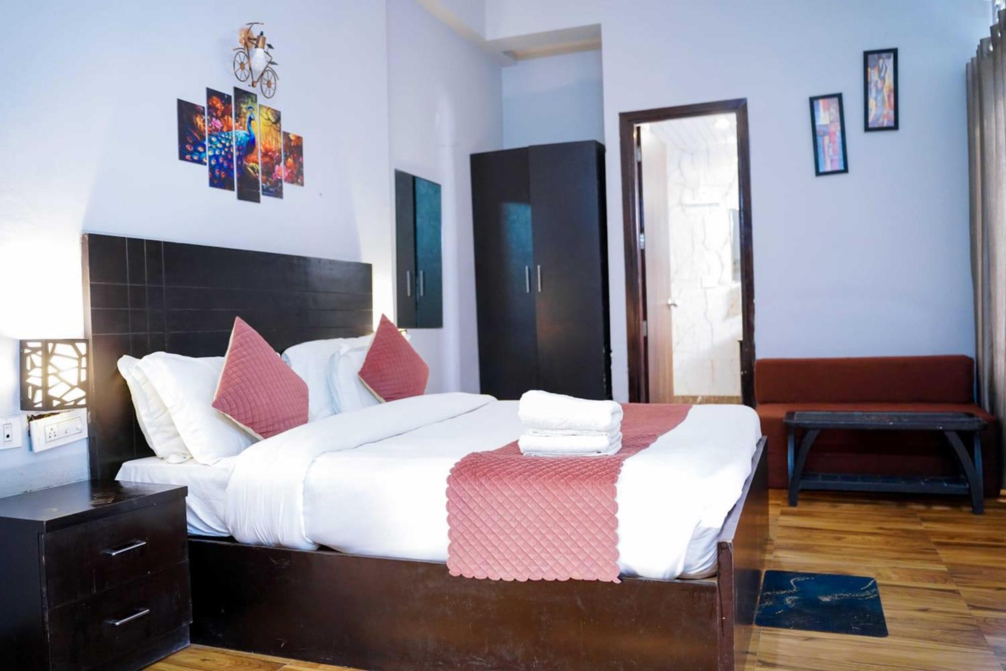 Vrindavan Dreams Hotel And Suites Buitenkant foto