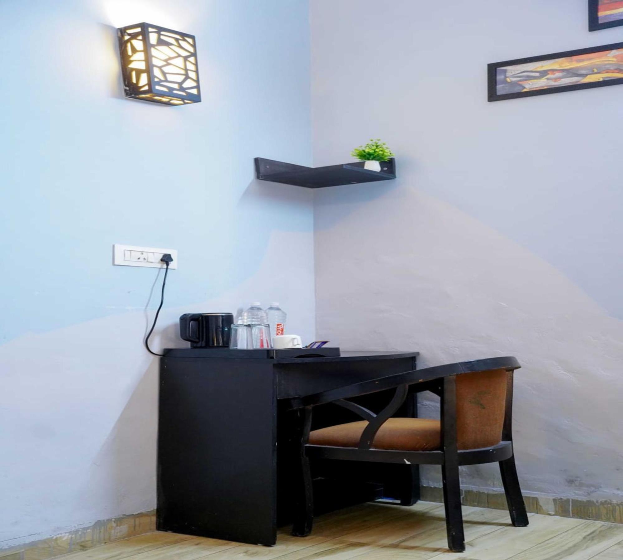 Vrindavan Dreams Hotel And Suites Buitenkant foto