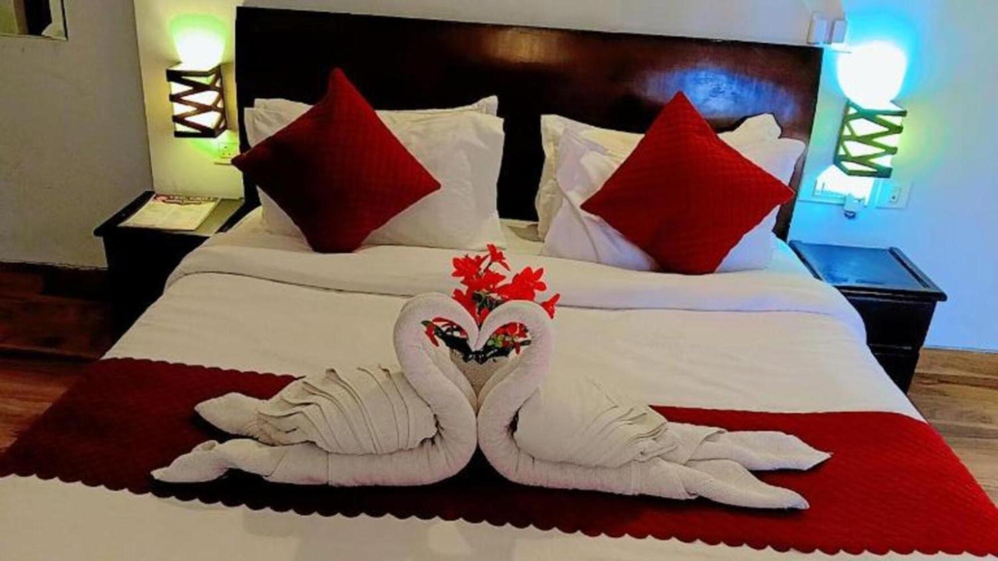 Vrindavan Dreams Hotel And Suites Buitenkant foto