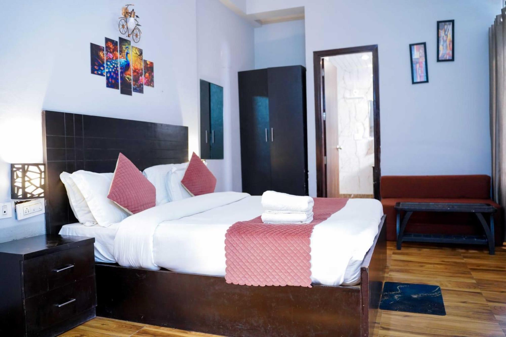 Vrindavan Dreams Hotel And Suites Buitenkant foto
