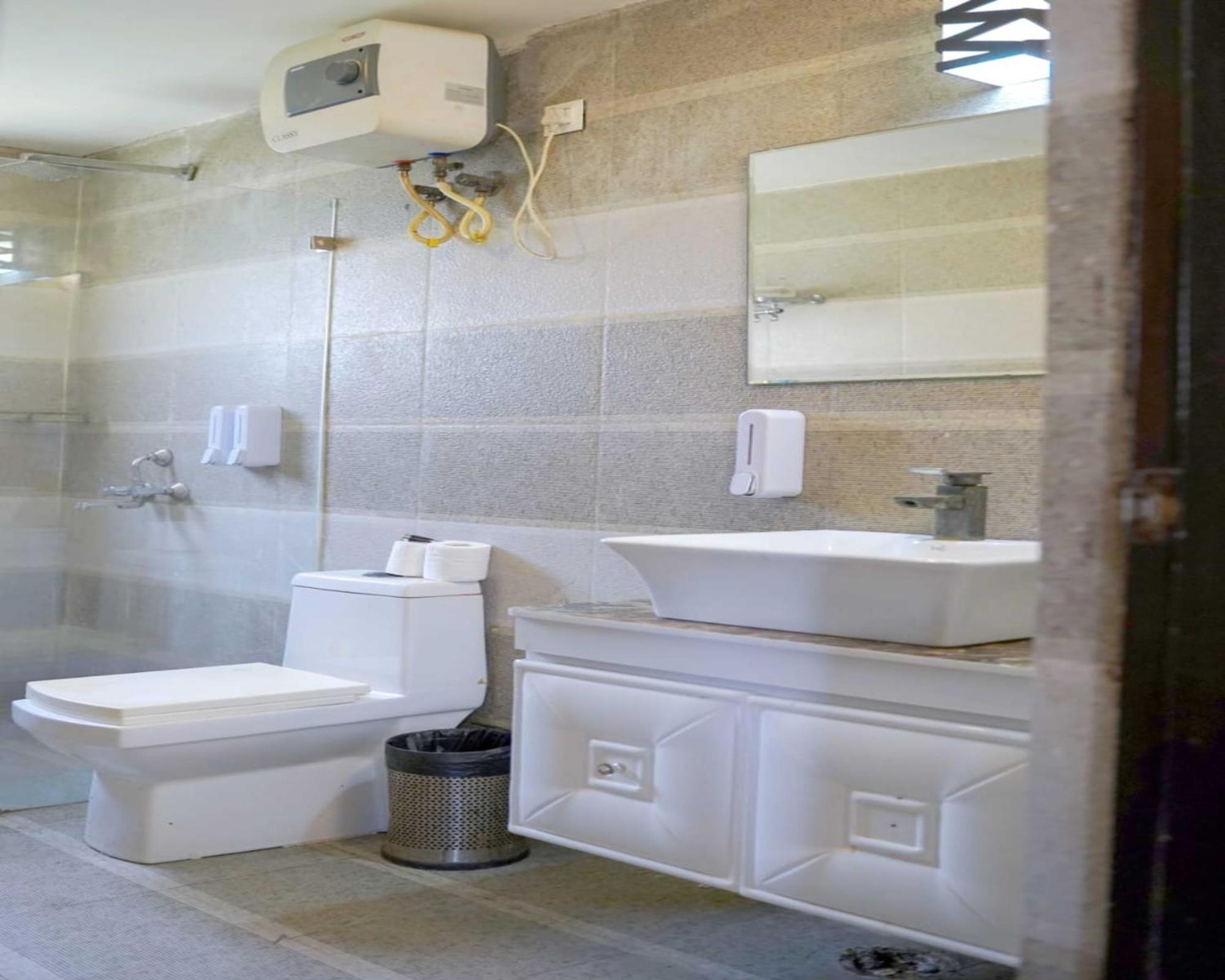 Vrindavan Dreams Hotel And Suites Buitenkant foto