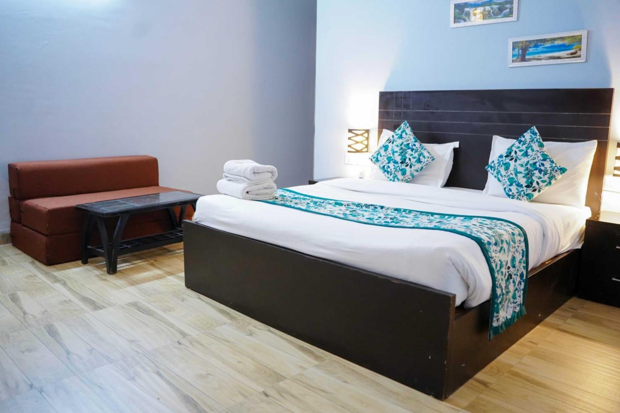Vrindavan Dreams Hotel And Suites Buitenkant foto