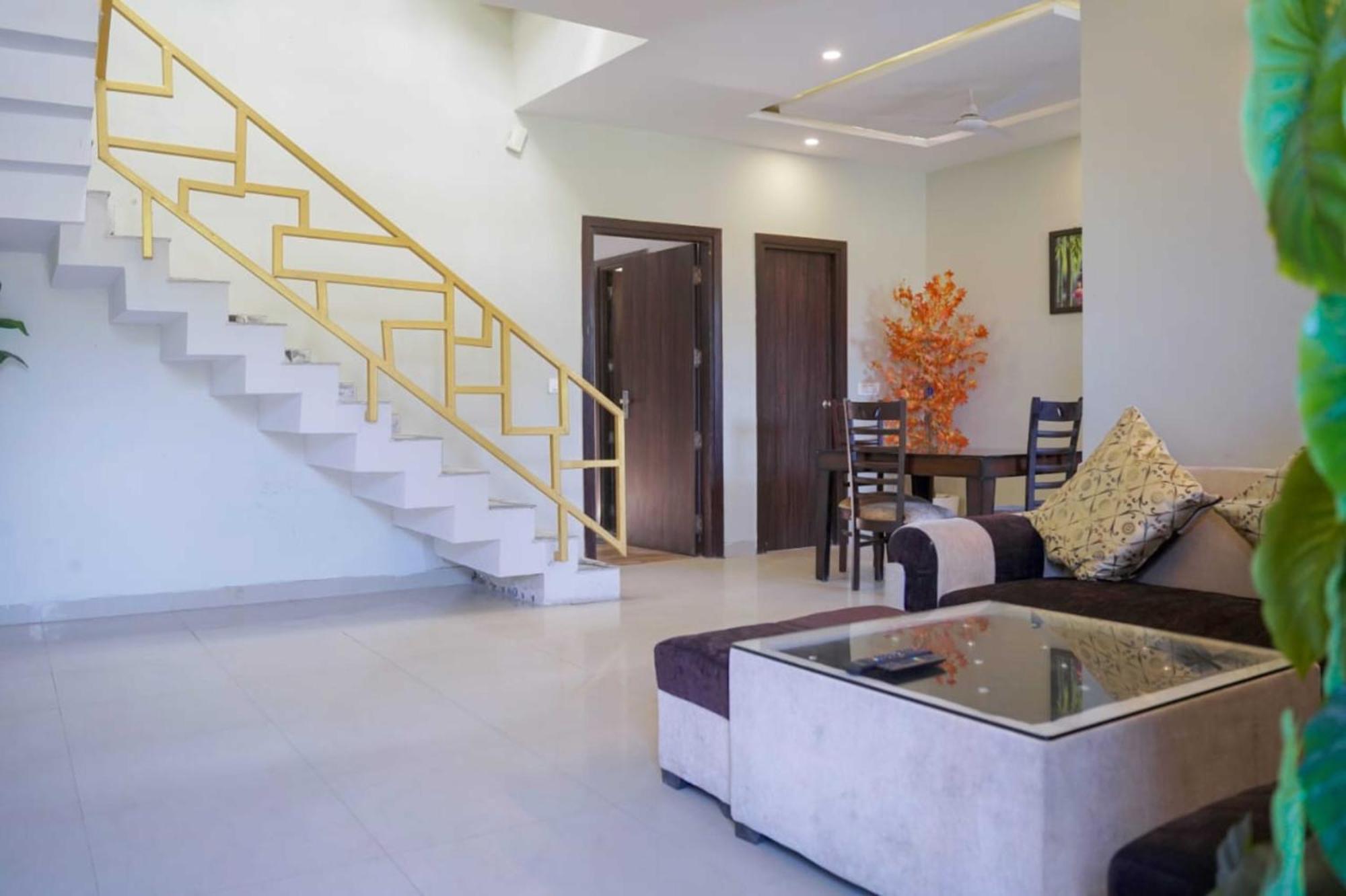 Vrindavan Dreams Hotel And Suites Buitenkant foto