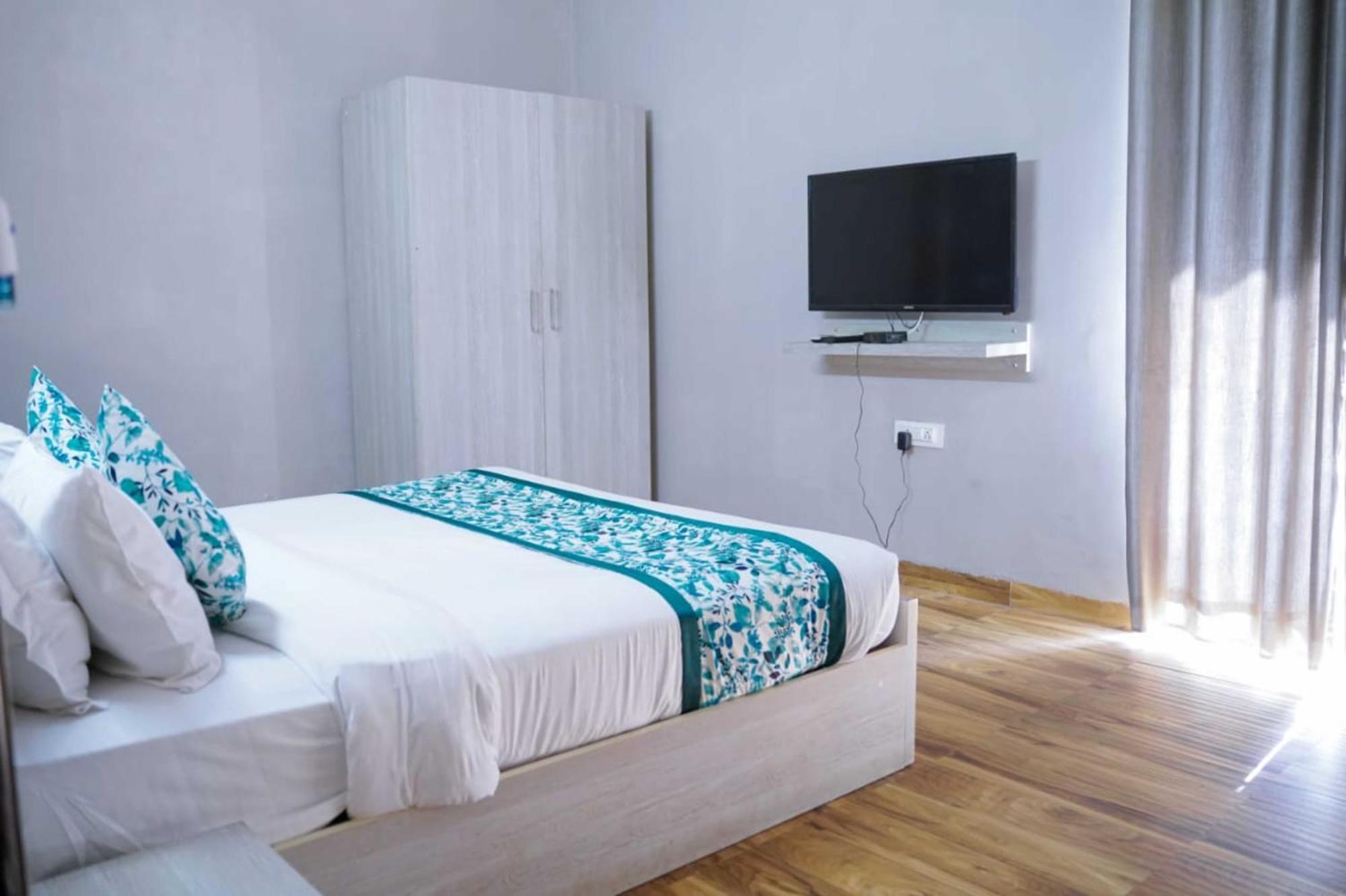Vrindavan Dreams Hotel And Suites Buitenkant foto