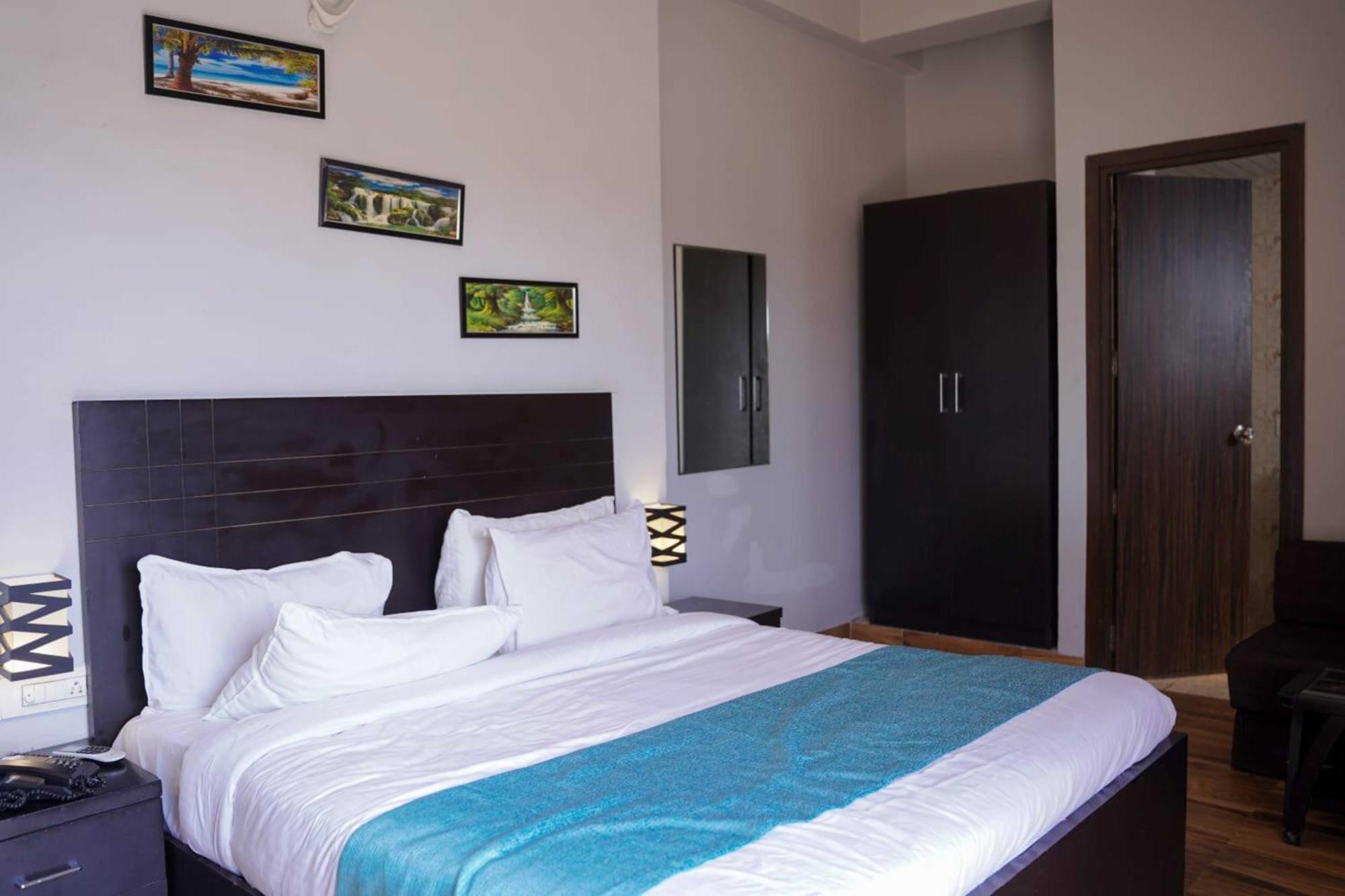 Vrindavan Dreams Hotel And Suites Buitenkant foto