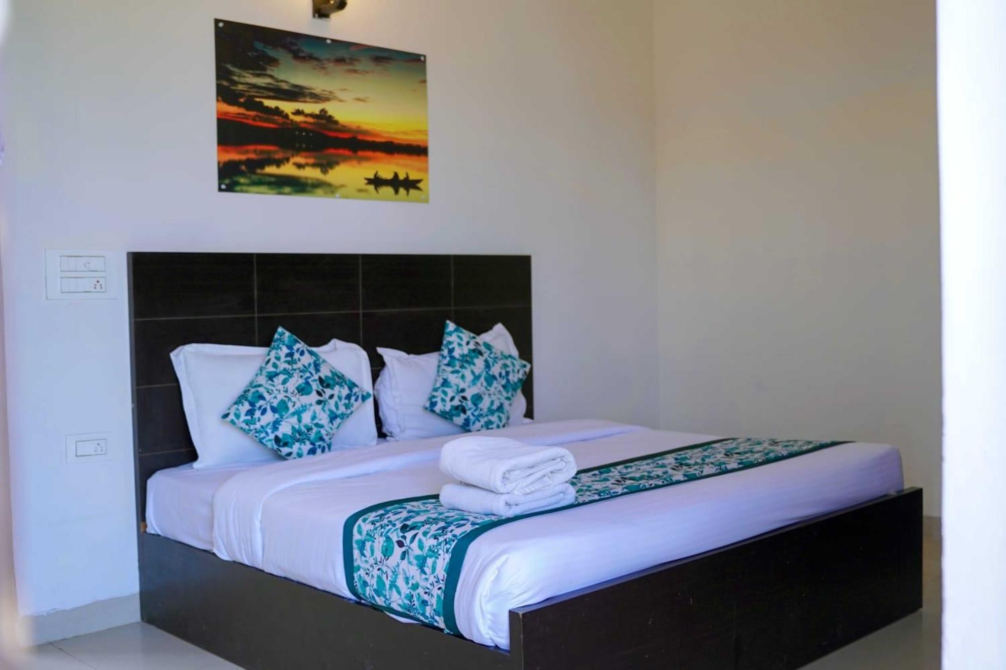 Vrindavan Dreams Hotel And Suites Buitenkant foto