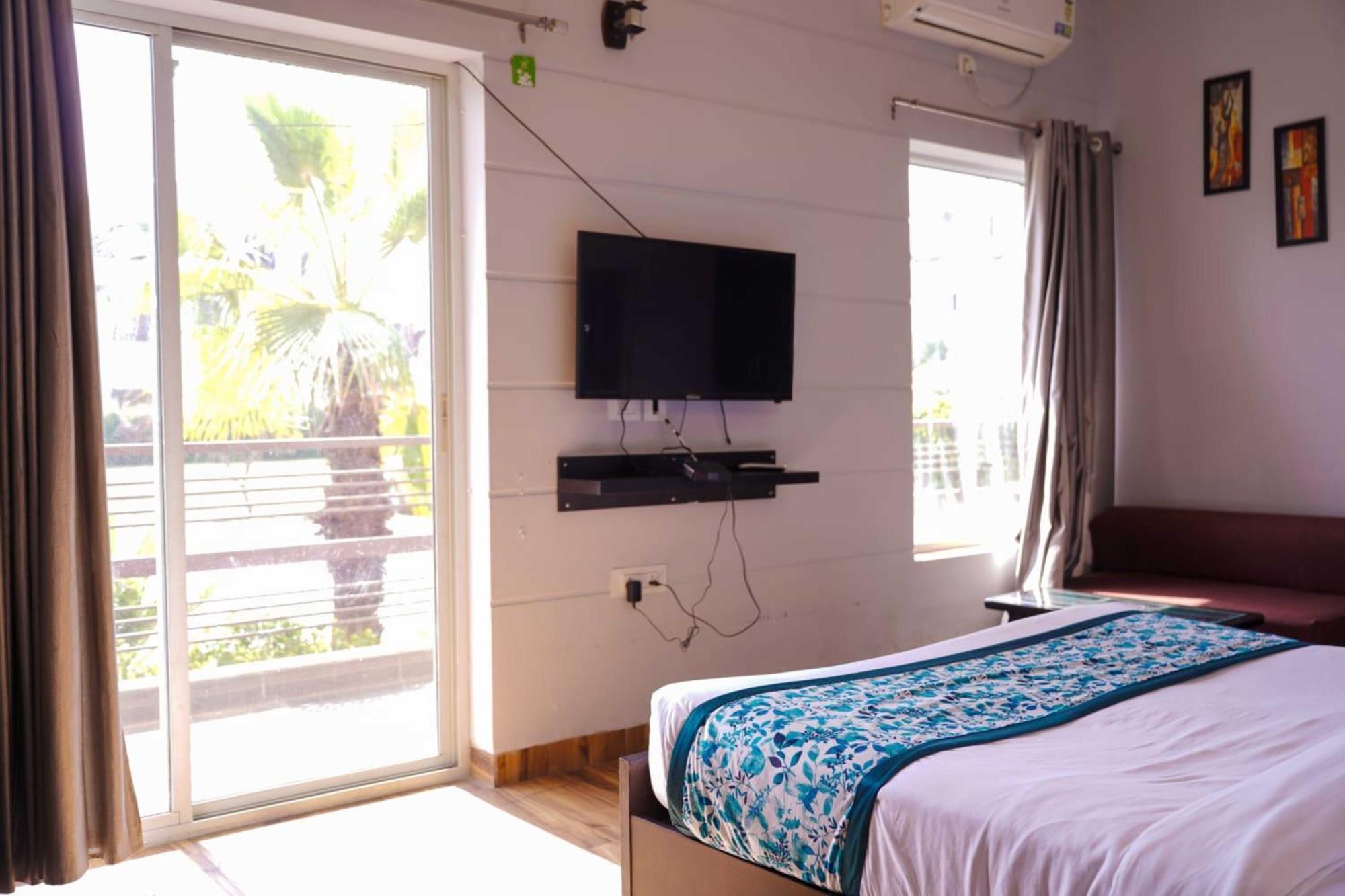 Vrindavan Dreams Hotel And Suites Buitenkant foto