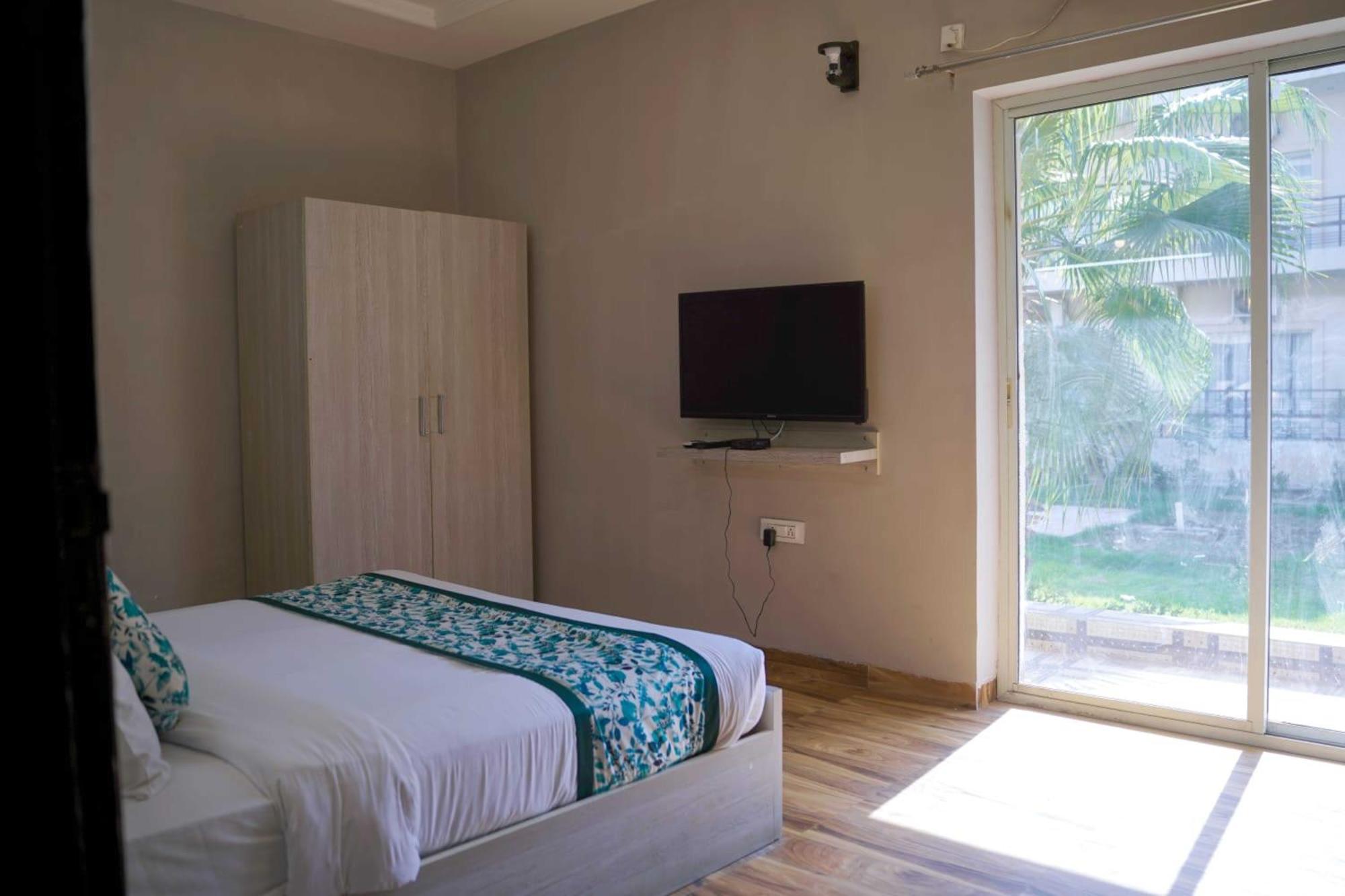 Vrindavan Dreams Hotel And Suites Buitenkant foto