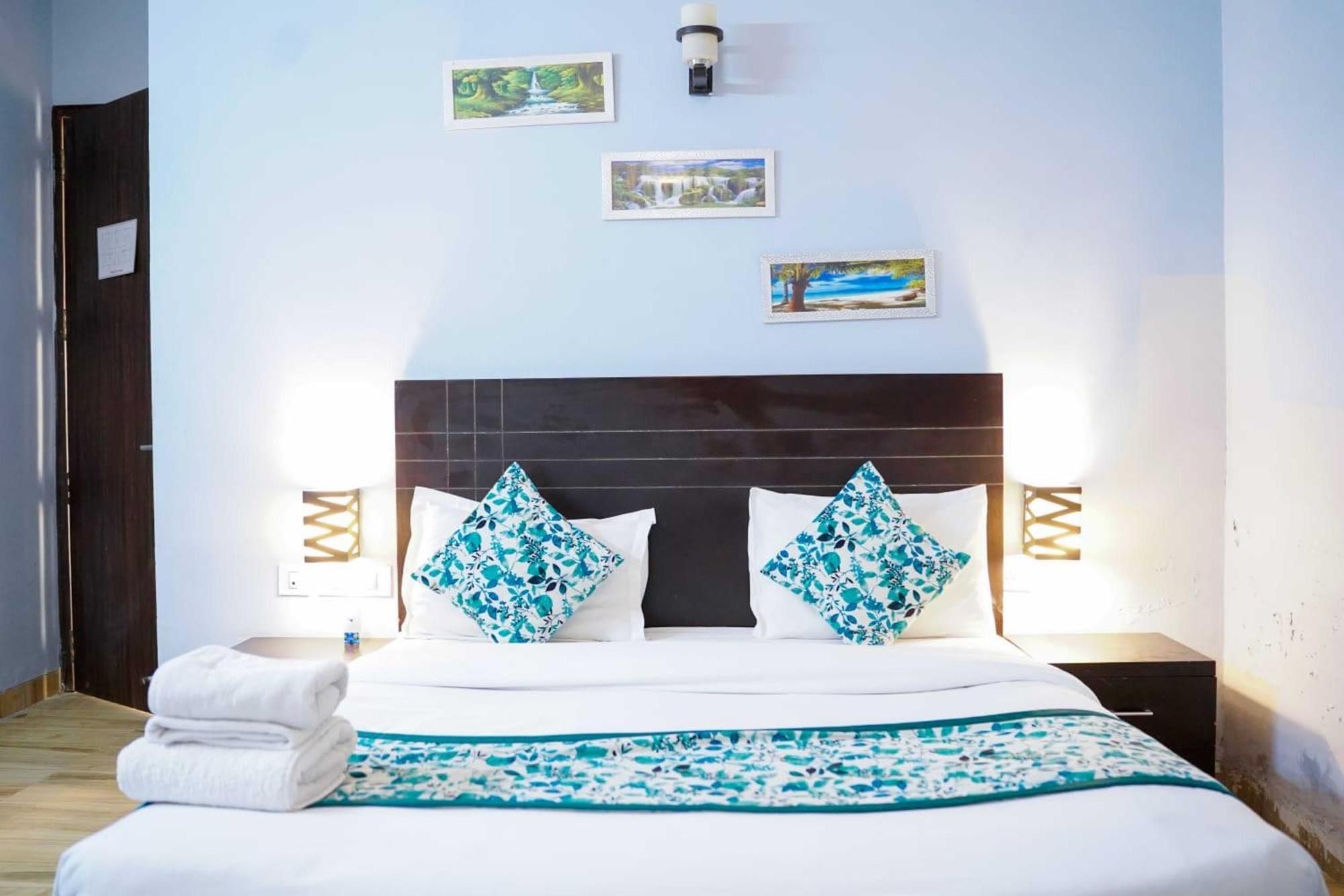 Vrindavan Dreams Hotel And Suites Buitenkant foto