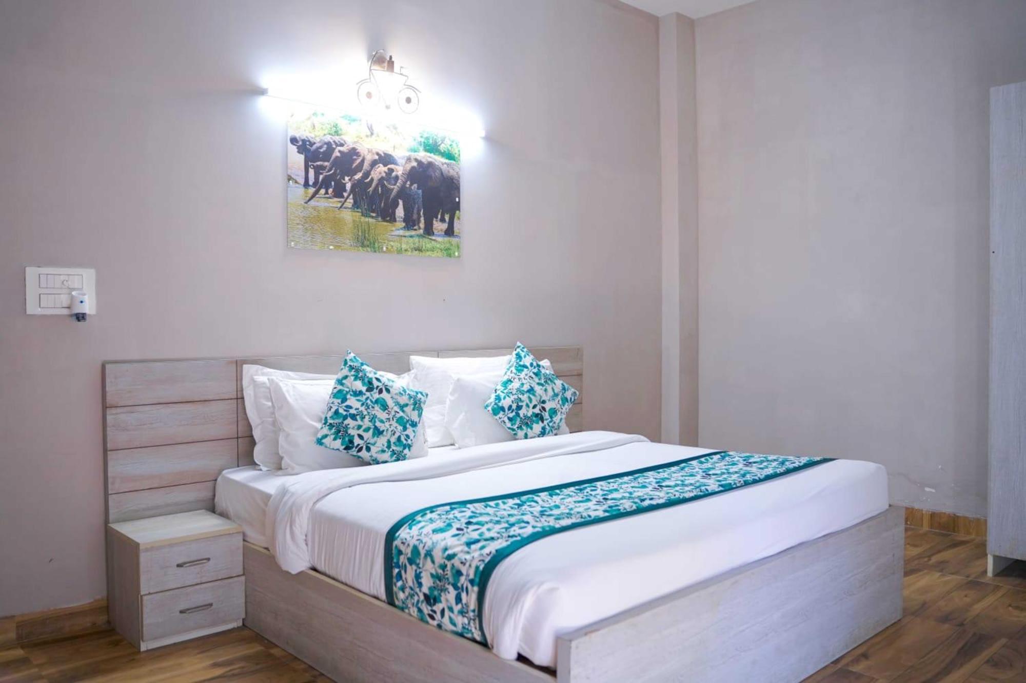 Vrindavan Dreams Hotel And Suites Buitenkant foto