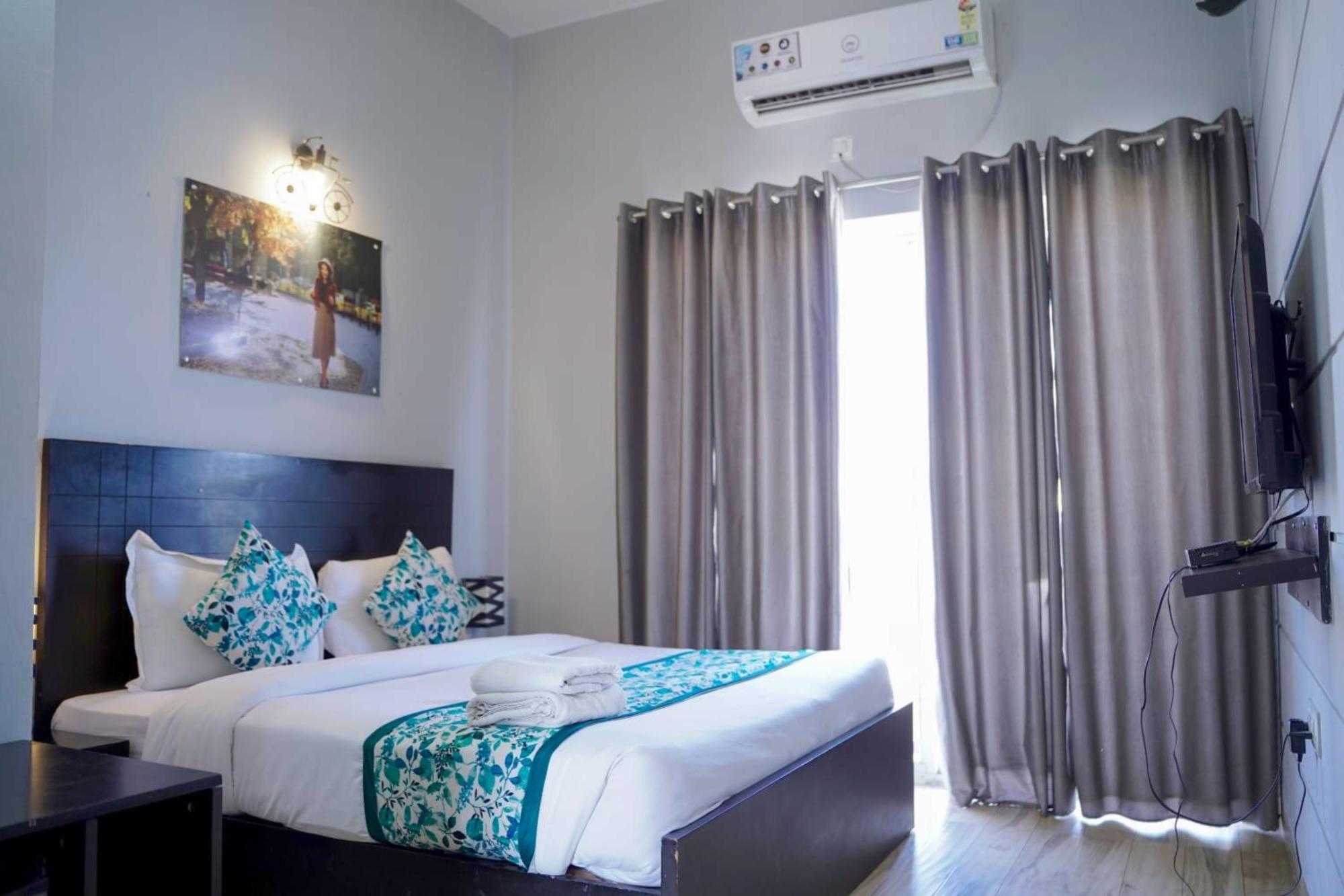 Vrindavan Dreams Hotel And Suites Buitenkant foto